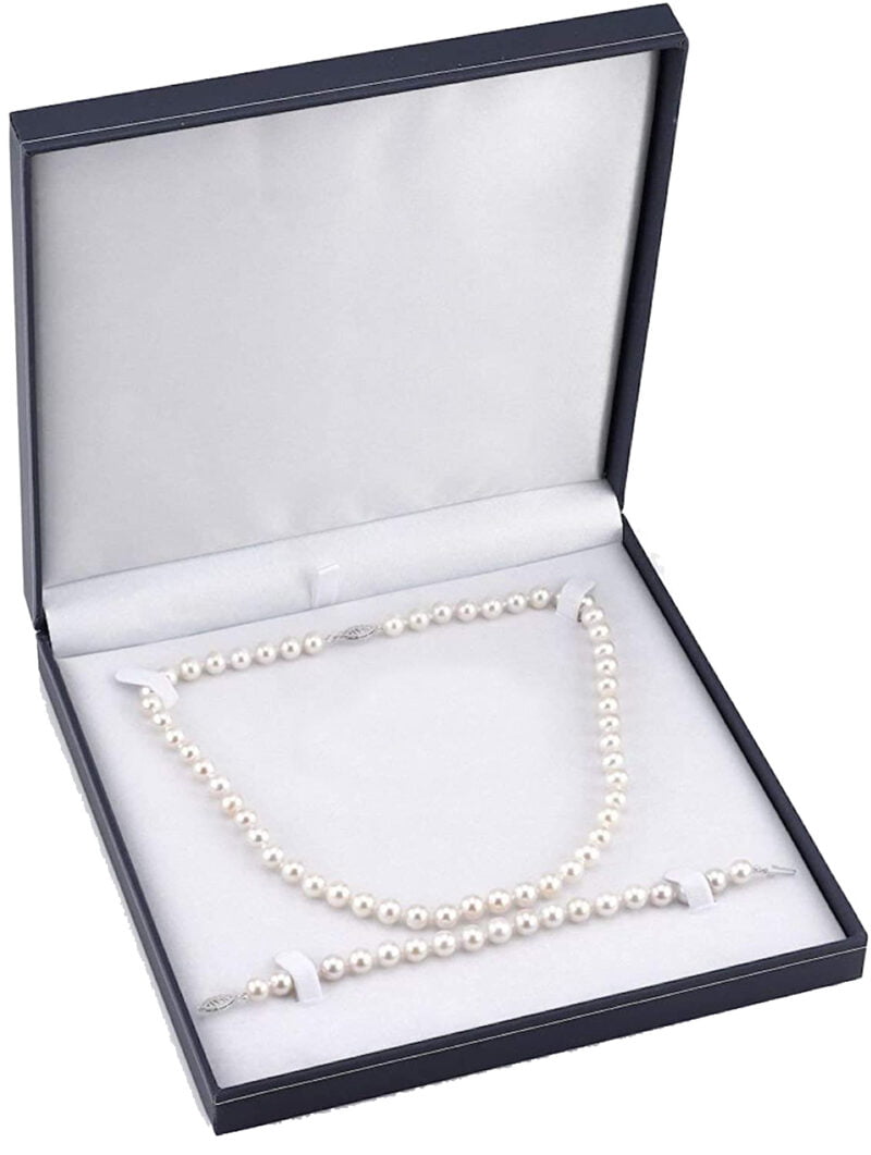 Komplett set äkta pärlsmycken. 50cm långt pärlhalsband, pärlarmband, pärlörhängen från Jevelia