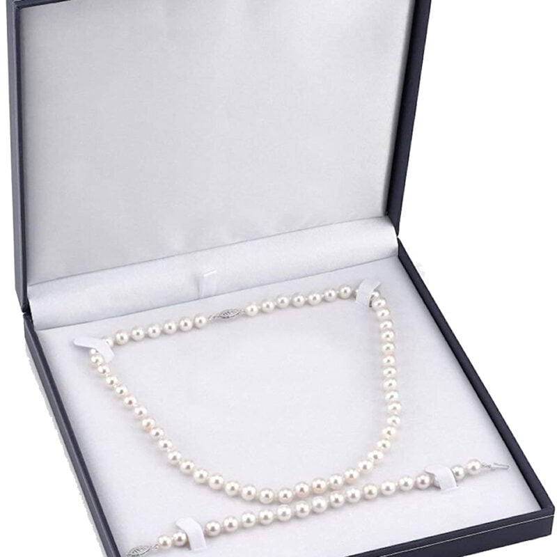 Komplett set äkta pärlsmycken. 50cm långt pärlhalsband, pärlarmband, pärlörhängen från Jevelia