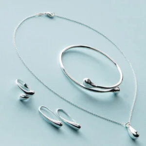Komplett set smycken med halskedja och hänge, armband, ring samt örhängen. Enkelt och stilrent! Silverstyle
