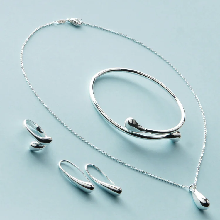 Komplett set smycken med halskedja och hänge, armband, ring samt örhängen. Enkelt och stilrent! Silverstyle