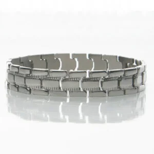Armband i rostfritt stål. Kollektion Steelstyle 2023 Nr 2. Längd 21cm bredd 12mm.