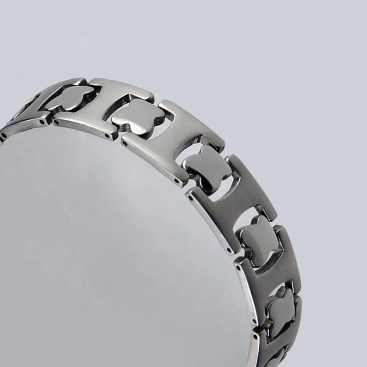 Armband i rostfritt stål. Kollektion Steelstyle 2023 Nr 3. Längd 20cm bredd 13mm.