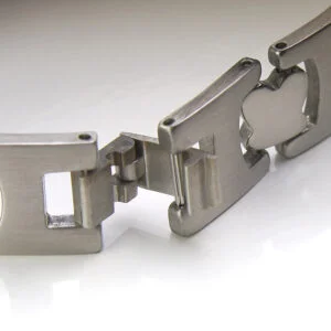 Armband i rostfritt stål. Kollektion Steelstyle 2023 Nr 3. Längd 20cm bredd 13mm. - Bild 3