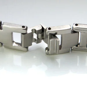Armband i rostfritt stål. Kollektion Steelstyle 2023 Nr 7. Längd 21,5cm bredd 12mm. - Bild 2