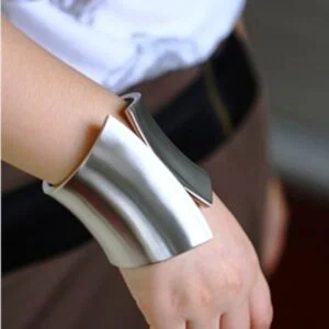 Armband, öppningsbart designerarmband med luxuös utstrålning. Kvalitet i toppklass. - Bild 2