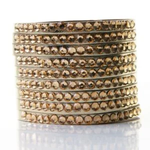 Armband äkta läder diamondstyle guld. Justerbar längd 18,5 - 21cm. Bredd 5cm.