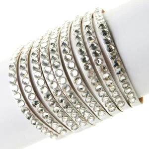 Armband äkta läder diamondstyle vit. Justerbar längd 18,5 - 21cm. Bredd 5cm.