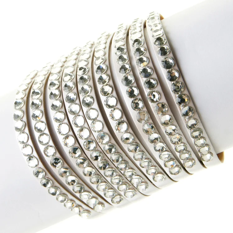 Armband äkta läder diamondstyle vit. Justerbar längd 18,5 - 21cm. Bredd 5cm.