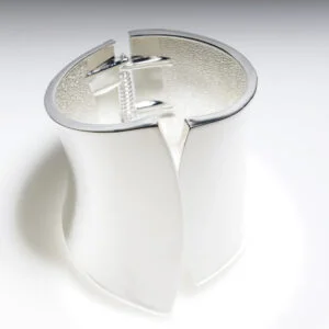 Armband, öppningsbart designerarmband med luxuös utstrålning. Kvalitet i toppklass.