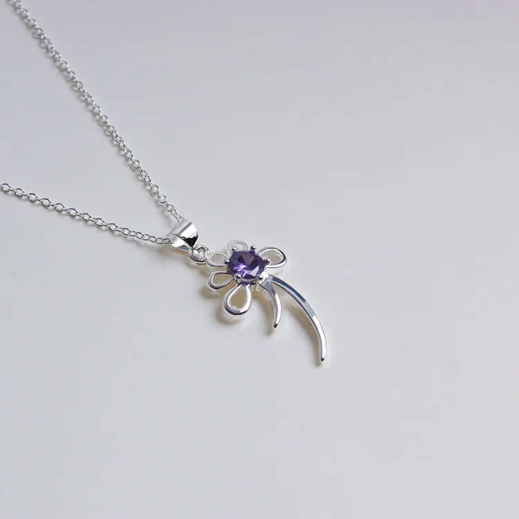 Silverhalskedja med zirkon hängsmycke ”Blomma”