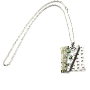 Halskedja med hängsmycke abstrakt konsthantverk. Kollektion 2023 grön emaljlook, retrosilver/diamondstyle