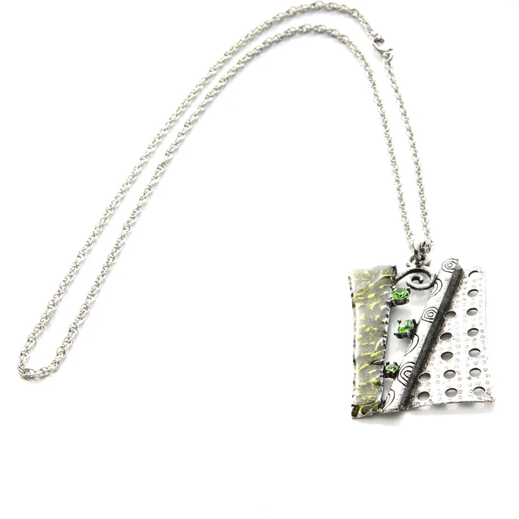 Halskedja med hängsmycke abstrakt konsthantverk. Kollektion 2023 grön emaljlook, retrosilver/diamondstyle