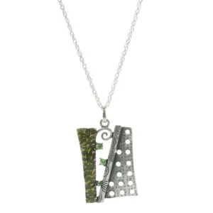 Halskedja med hängsmycke abstrakt konsthantverk. Kollektion 2023 grön emaljlook, retrosilver/diamondstyle - Bild 3