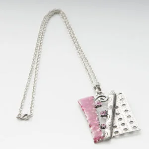 Halskedja med hängsmycke abstrakt konsthantverk. Kollektion 2023 rosa emaljlook, retrosilver/diamondstyle