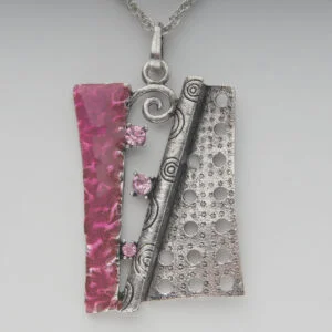 Halskedja med hängsmycke abstrakt konsthantverk. Kollektion 2023 rosa emaljlook, retrosilver/diamondstyle - Bild 3