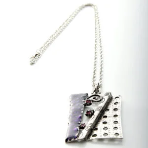 Halskedja med hängsmycke abstrakt konsthantverk. Kollektion 2023 violett emaljlook, retrosilver/diamondstyle