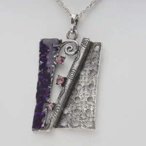 Halskedja med hängsmycke abstrakt konsthantverk. Kollektion 2023 violett emaljlook, retrosilver/diamondstyle - Bild 3