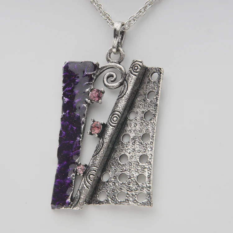 Halskedja med hängsmycke abstrakt konsthantverk. Kollektion 2023 violett emaljlook, retrosilver/diamondstyle - Bild 3
