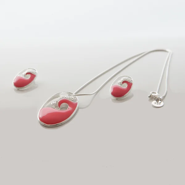 Silverhalskedja. Hängsmycke och örhängen i rosa emalj och silver.