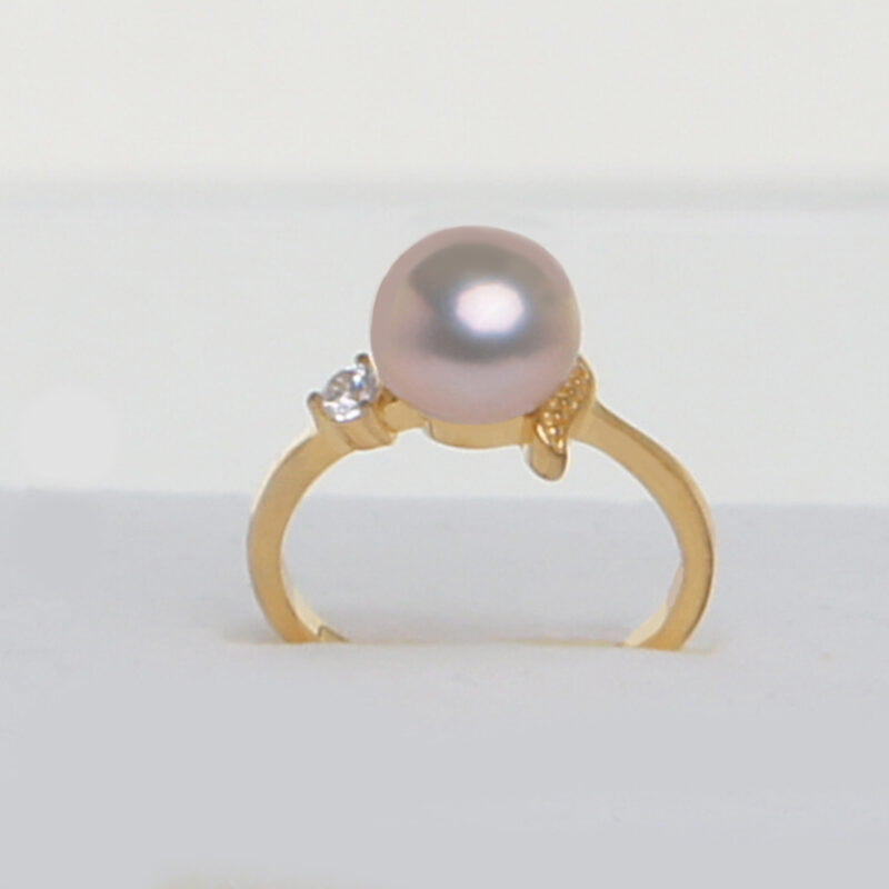 Köp ring med guldskimrande pärla från Jevelia.