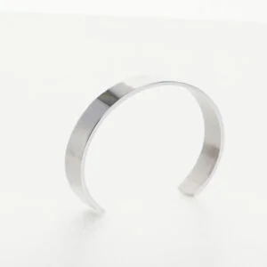 Armband i rostfritt stål. Stel armring. Superfinish. Jevelia