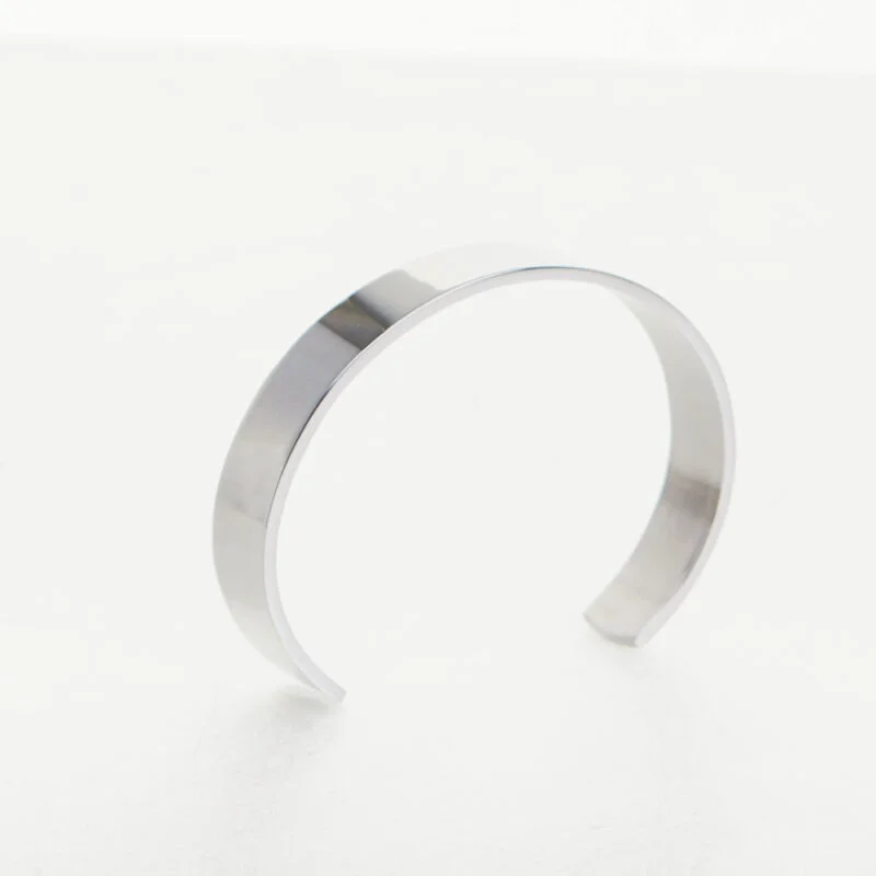 Armband i rostfritt stål. Stel armring. Superfinish. Jevelia